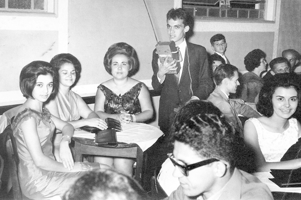 Faço hoje um repeteco de uma foto já publicada há tempos, agora para destacar o Dia do Radialista e as boas-vindas à colega Patrícia.